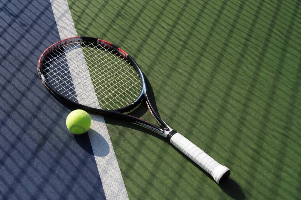 Raquette de tennis suisse : choisir un modèle performant et élégant
